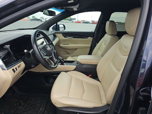 Used 2018 Cadillac XT5 FWD image 3