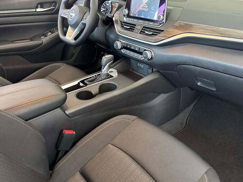 Used 2025 Nissan Altima 2.5 SV FWD image 31