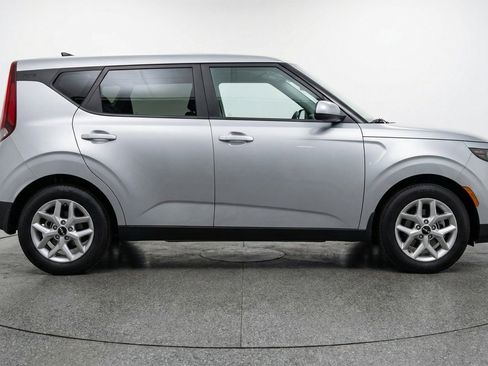 Used 2025 Kia Soul LX w/ LX Technology Package FWD image 11