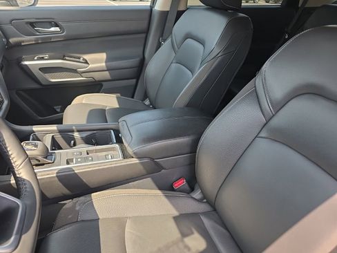 Used 2025 Nissan Pathfinder SL FWD image 17