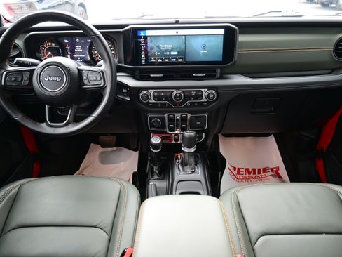 Used 2024 Jeep Gladiator Mojave image 18