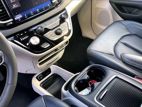 Used 2024 Chrysler Pacifica Touring-L image 18