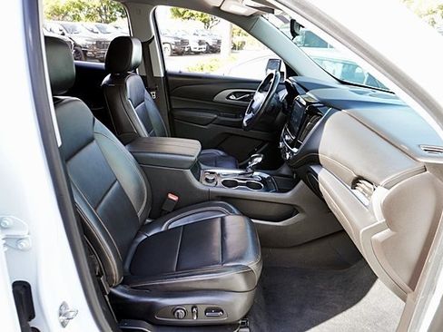 Used 2021 Chevrolet Traverse LT image 10