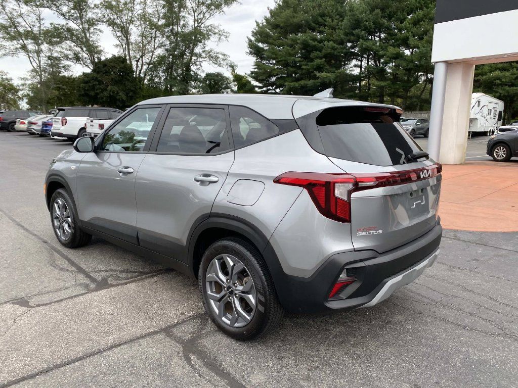 Used 2025 Kia Seltos LX AWD/4WD image 3