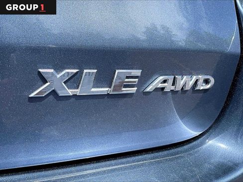 Used 2018 Toyota Highlander XLE w/ Carpet Mat Package (TMS) AWD/4WD image 10