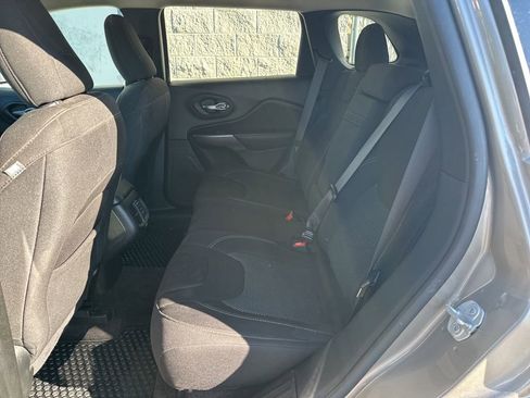 Used 2019 Jeep Cherokee Latitude w/ Cold Weather Group image 8