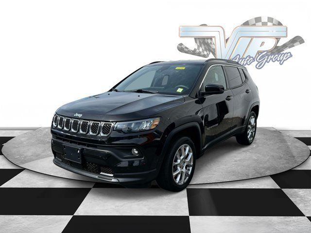 Used 2023 Jeep Compass Latitude AWD/4WD image 2