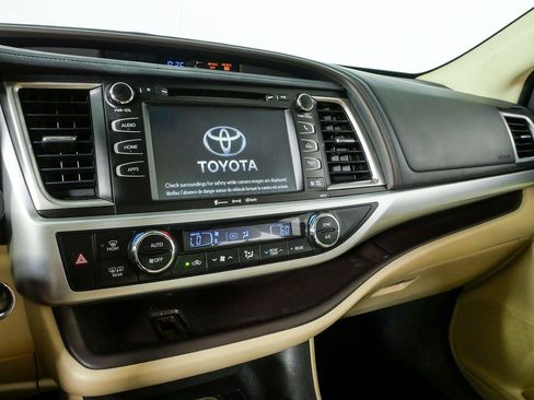 Used 2018 Toyota Highlander XLE FWD image 12