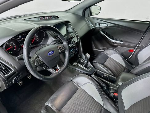 Used 2017 Ford Focus ST w/ Equipment Group 401A FWD image 10