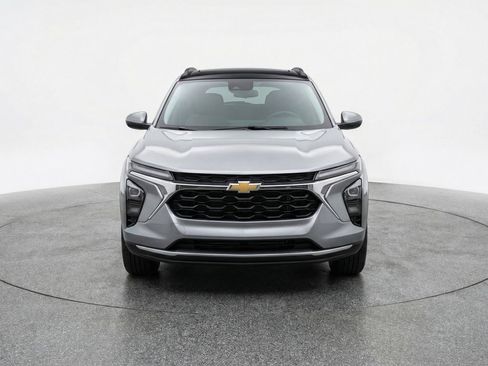 Used 2025 Chevrolet Trax LT image 2