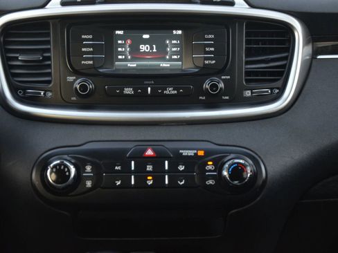 Used 2018 Kia Sorento LX image 18