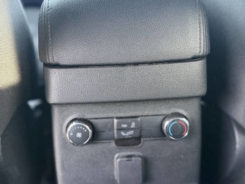 Used 2018 Ford Explorer XLT AWD/4WD image 3