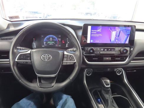 Used 2025 Toyota Grand Highlander AWD image 22