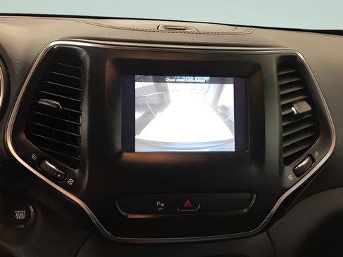 Used 2019 Jeep Cherokee Latitude Plus w/ Cold Weather Group AWD/4WD image 18