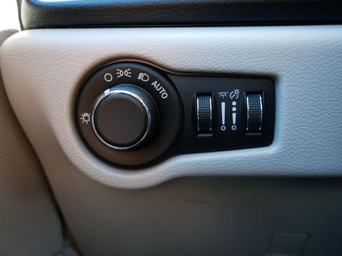 Used 2017 Chrysler Pacifica Touring image 18