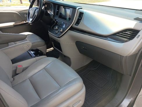 Used 2016 Toyota Sienna XLE FWD image 14