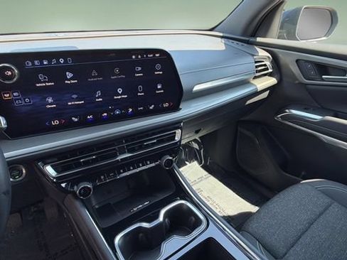 Used 2025 Chevrolet Traverse LT FWD image 25