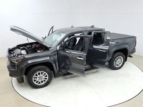 Used 2025 Toyota Tacoma Limited image 22