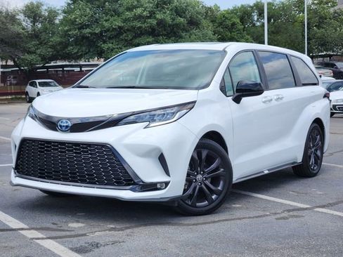 Used 2025 Toyota Sienna XSE FWD image 1