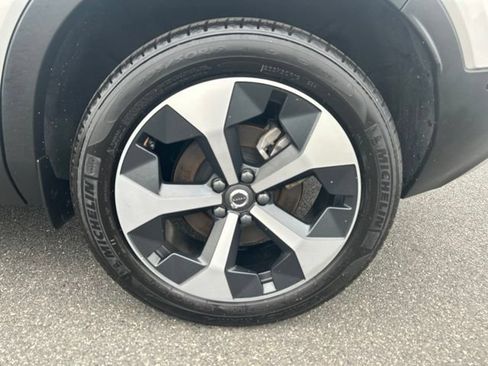 Certified 2025 Volvo XC40 B5 Plus AWD/4WD image 9