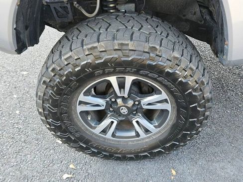 Used 2017 Toyota Tacoma TRD Sport image 17