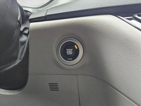 Used 2022 Chrysler Pacifica Touring-L image 28