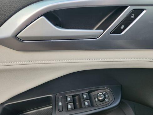 Certified 2025 Volkswagen Taos SE image 16