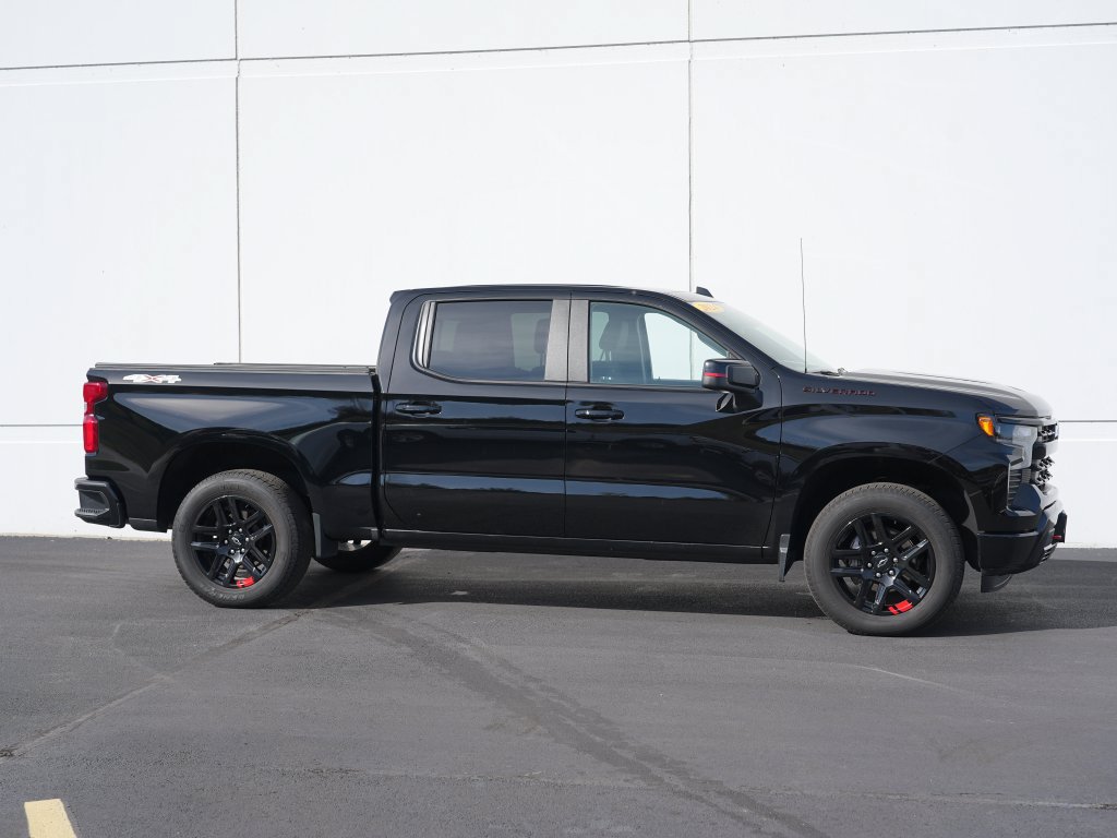 Used 2024 Chevrolet Silverado 1500 RST w/ Redline Edition AWD/4WD image 2