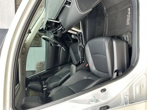 Used 2024 Toyota Corolla Cross XLE w/ Convenience Package image 23