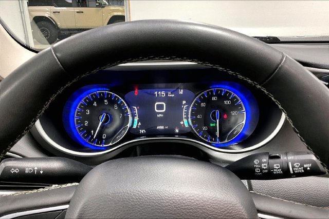 Used 2024 Chrysler Pacifica Touring-L FWD image 12