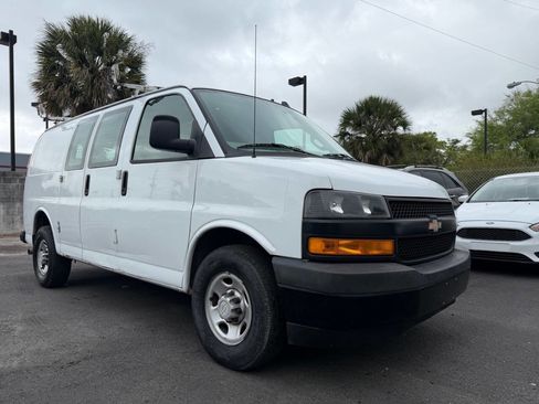 Used 2018 Chevrolet Express 2500 w/ Driver Convenience Package RWD image 3