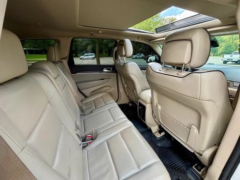 Used 2018 Jeep Grand Cherokee Overland AWD/4WD image 15