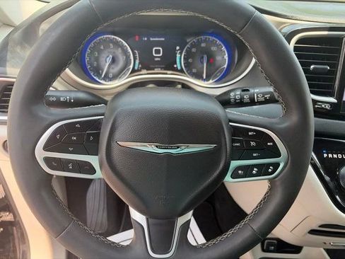 Used 2023 Chrysler Pacifica Touring-L FWD image 16