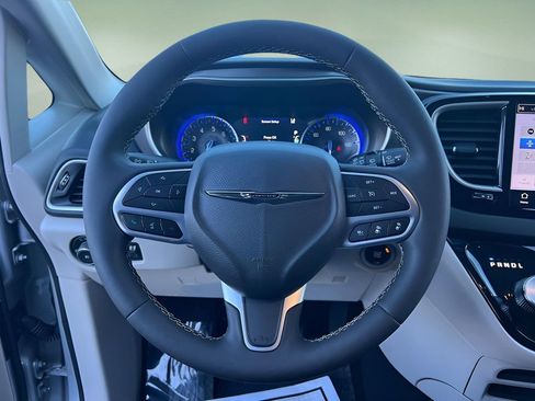 Used 2024 Chrysler Pacifica Touring-L image 14