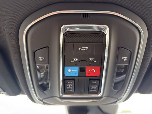 Used 2024 Jeep Grand Cherokee Altitude AWD/4WD image 23