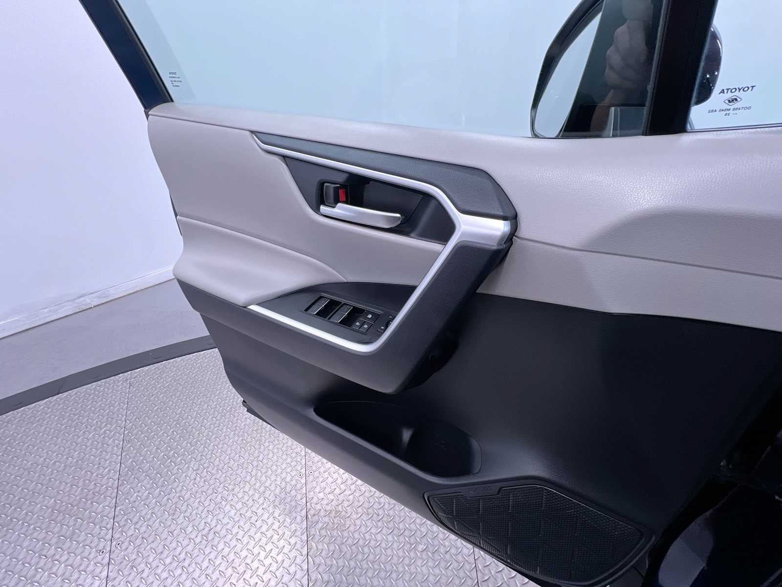 Used 2025 Toyota RAV4 XLE Premium FWD image 30