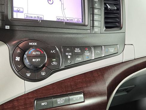 Used 2011 Toyota Sienna XLE w/ Premium Pkg image 19