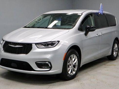 Used 2024 Chrysler Pacifica Touring-L image 7