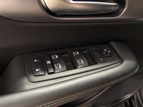 Used 2025 Chrysler Pacifica Select image 11