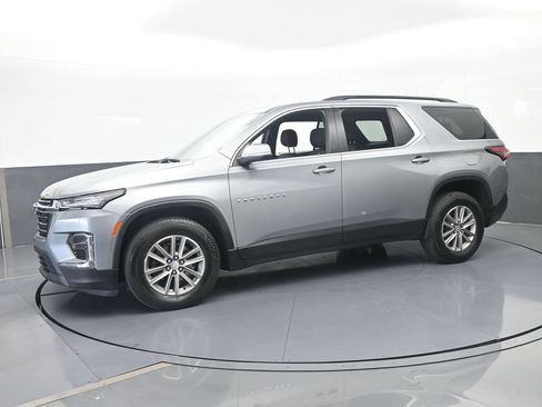 Used 2023 Chevrolet Traverse LT FWD image 2