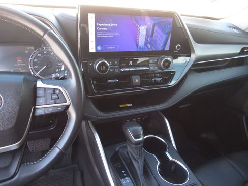 Used 2023 Toyota Highlander L image 19