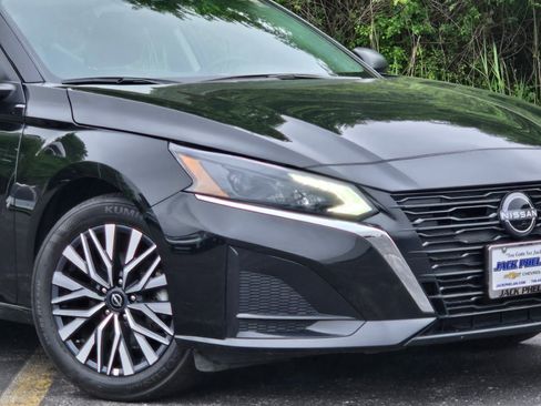 Used 2025 Nissan Altima 2.5 SV FWD image 3