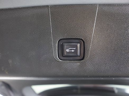 Used 2023 Chevrolet Traverse LT image 19