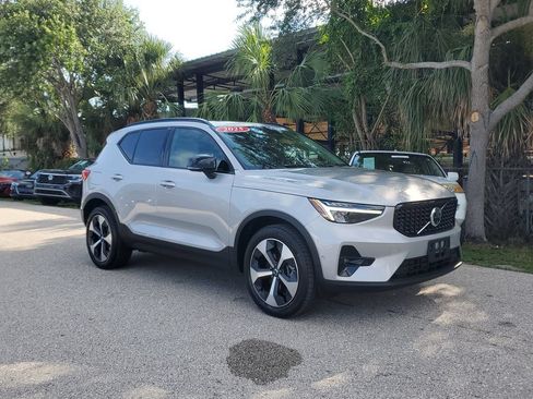 Used 2025 Volvo XC40 B5 Plus AWD/4WD image 2