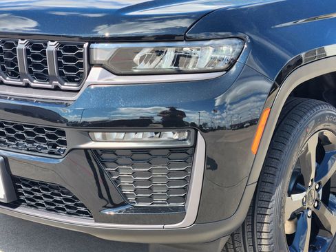 New 2026 Jeep Grand Cherokee Limited RWD image 9