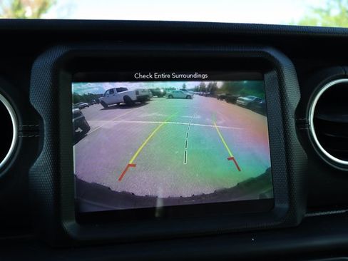 Used 2019 Jeep Wrangler Unlimited Sahara AWD/4WD image 9