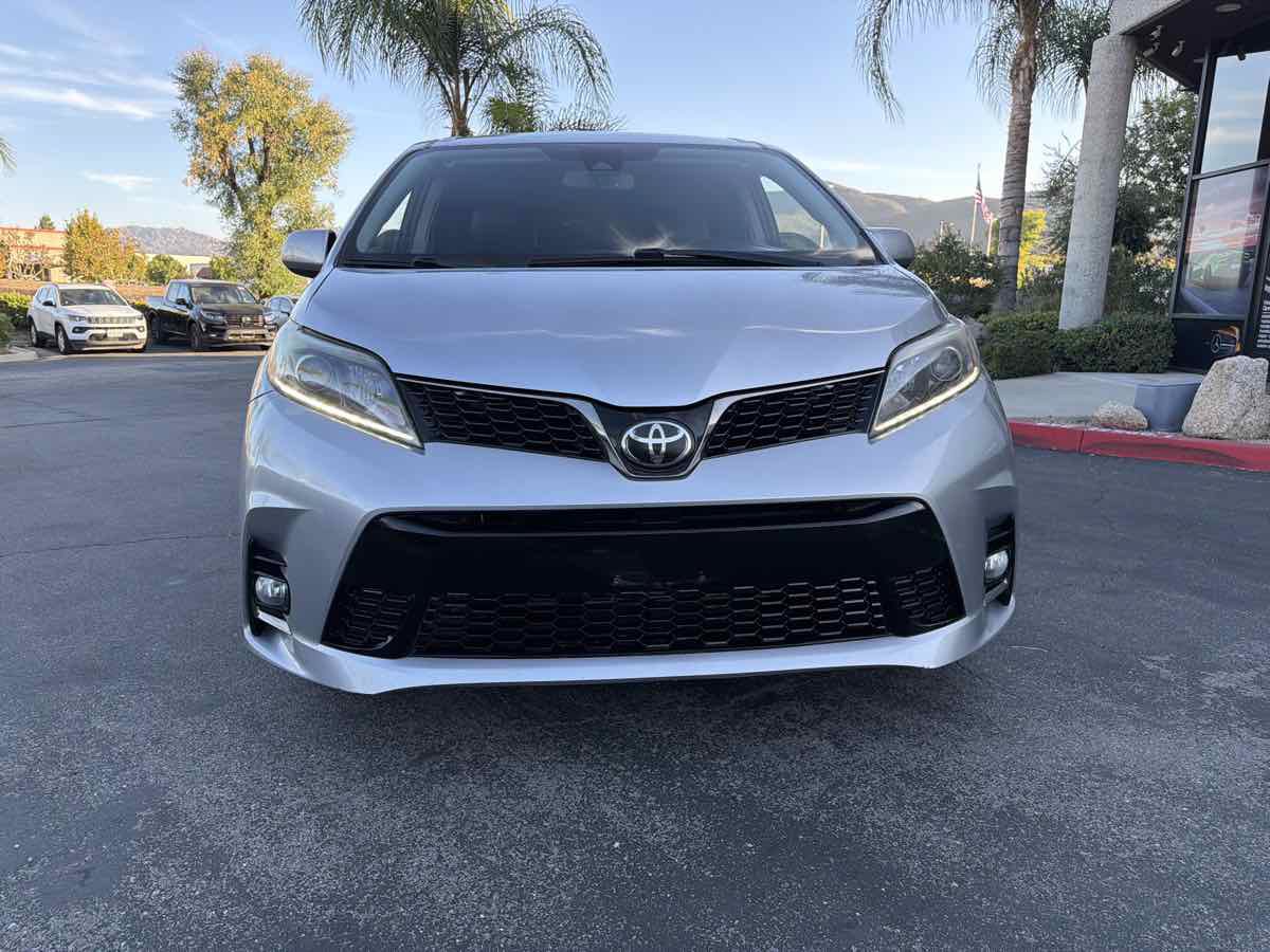 Used 2018 Toyota Sienna SE FWD image 21