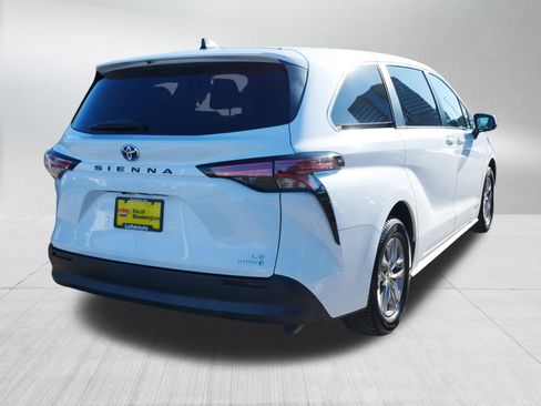 Used 2021 Toyota Sienna LE image 7