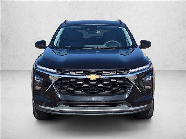 Used 2025 Chevrolet Trax LT FWD image 2
