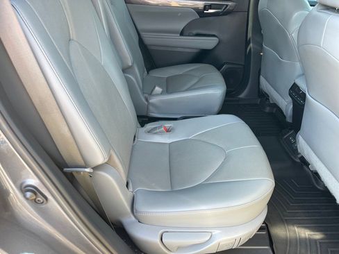 Used 2022 Toyota Highlander Limited image 18